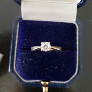 💎 Diamond engagement ring